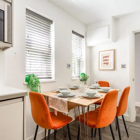 2 Bedroom House By Short Lets & Serviced Accommodation Brighton With Free Wifi & Terrace Exterior photo