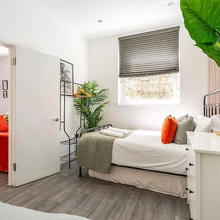 2 Bedroom House By Short Lets & Serviced Accommodation Brighton With Free Wifi & Terrace Exterior photo