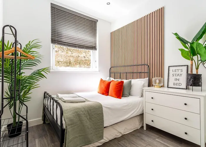 2 Bedroom House By Short Lets & Serviced Accommodation Brighton With Free Wifi & Terrace