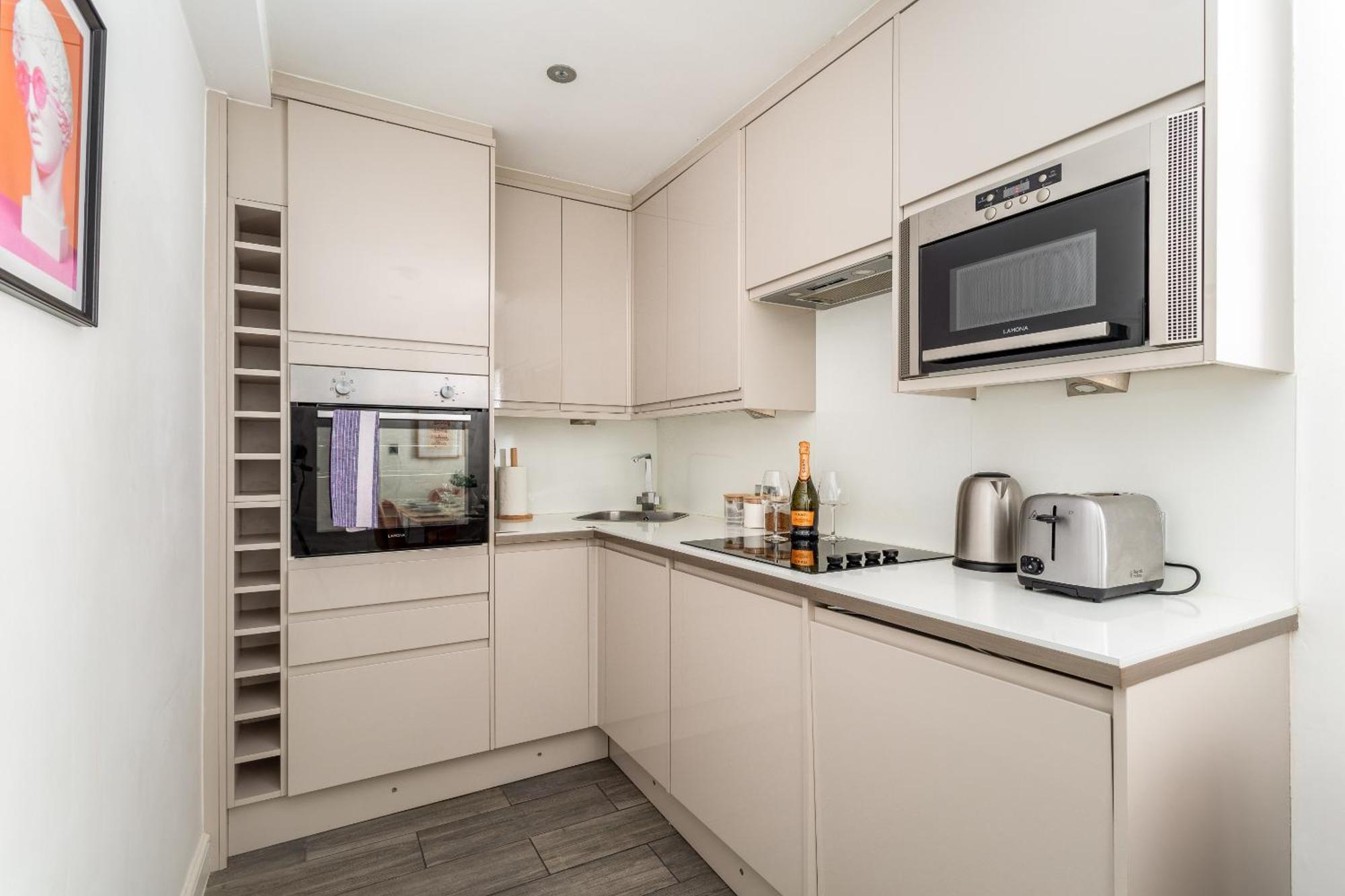 2 Bedroom House By Short Lets & Serviced With Free Wifi & Terrace Holiday home *