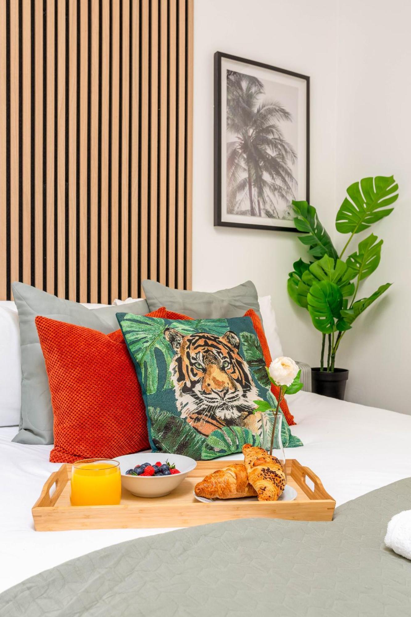 Holiday home 2 Bedroom House By Short Lets & Serviced With Free Wifi & Terrace *