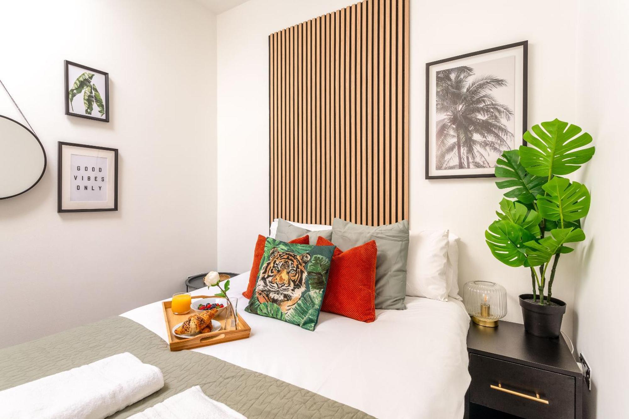 Holiday home 2 Bedroom House By Short Lets & Serviced With Free Wifi & Terrace