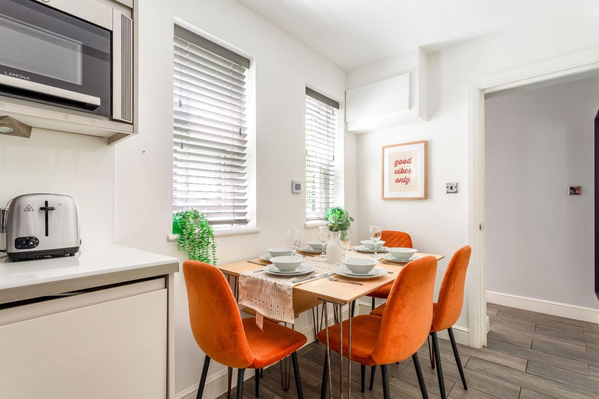 2 Bedroom House By Short Lets & Serviced With Free Wifi & Terrace Holiday home