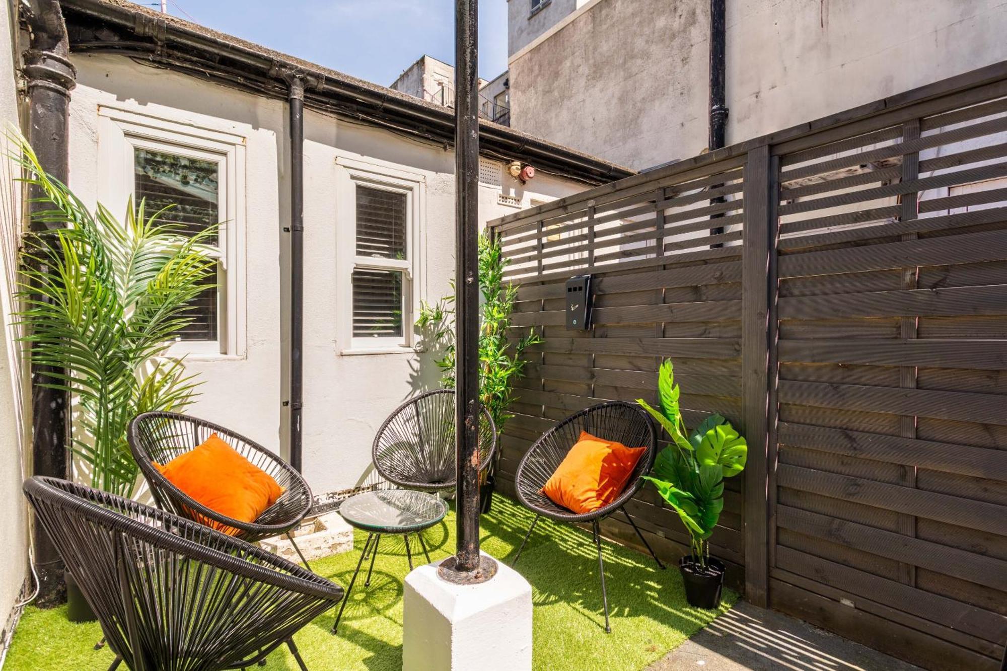 2 Bedroom House By Short Lets & Serviced With Free Wifi & Terrace Holiday home Brighton