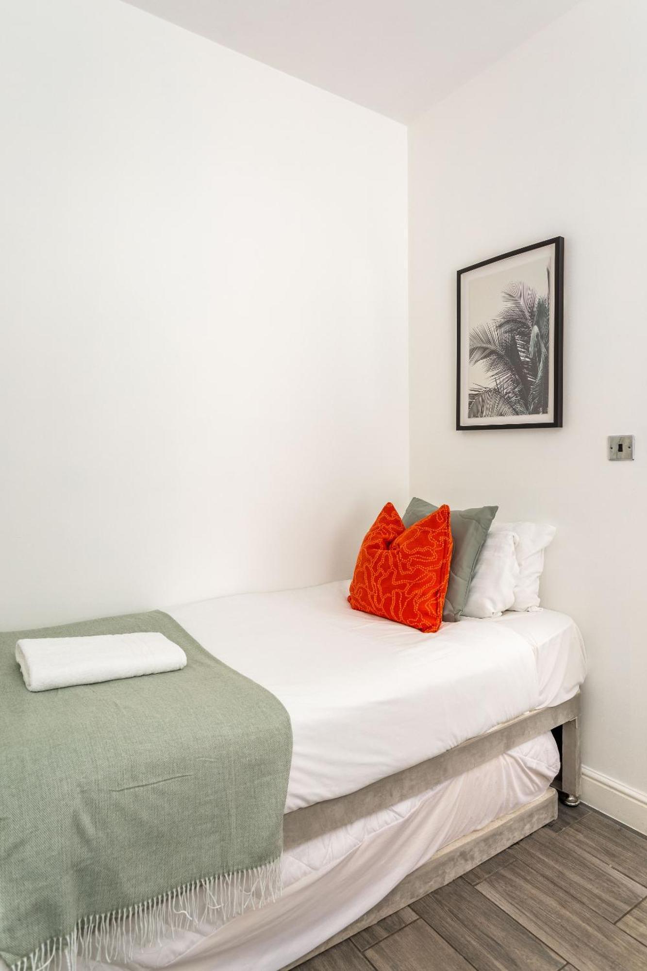 2 Bedroom House By Short Lets & Serviced With Free Wifi & Terrace Holiday home *