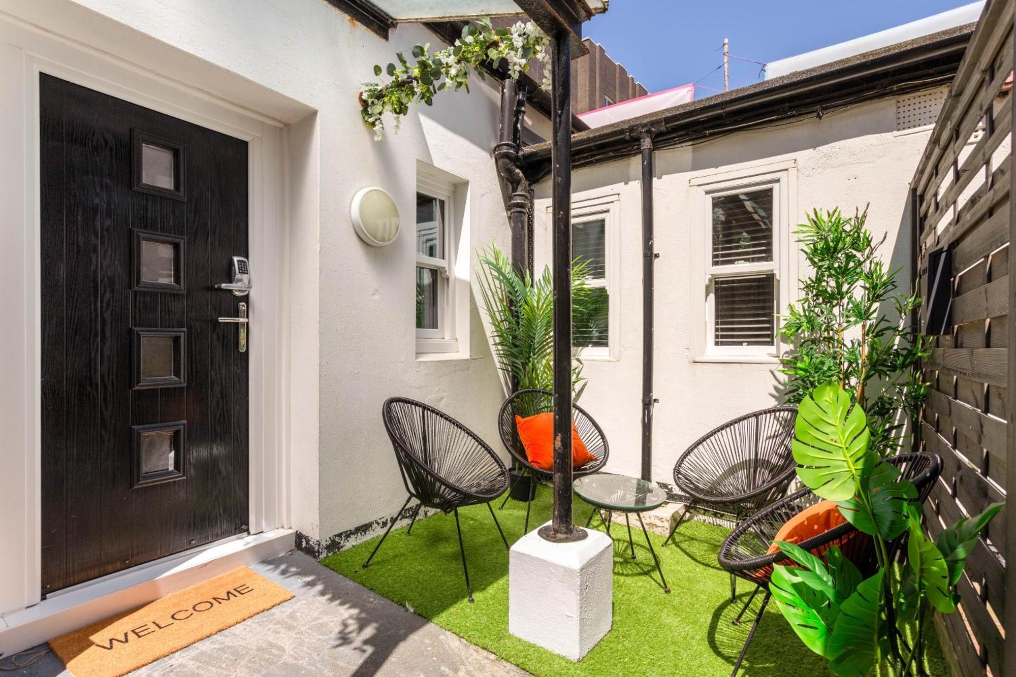 Holiday home 2 Bedroom House By Short Lets & Serviced With Free Wifi & Terrace