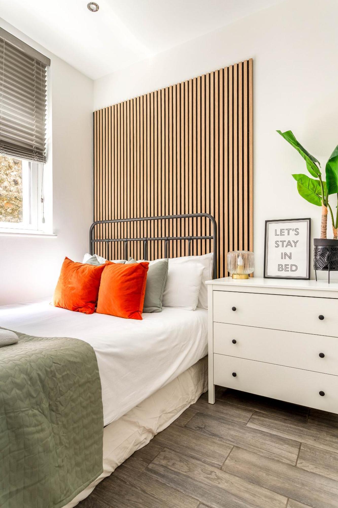 2 Bedroom House By Short Lets & Serviced With Free Wifi & Terrace Holiday home *