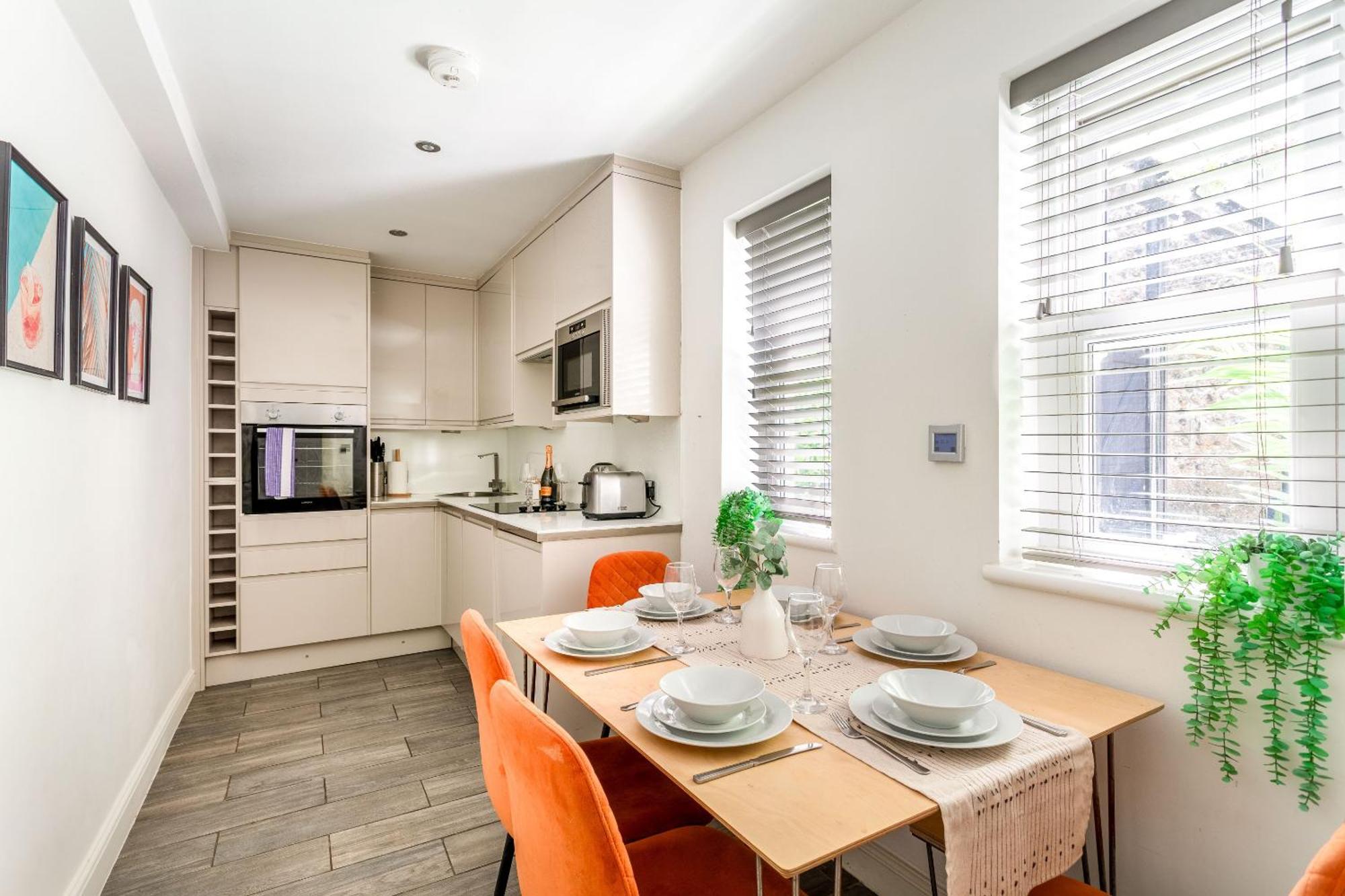 2 Bedroom House By Short Lets & Serviced With Free Wifi & Terrace