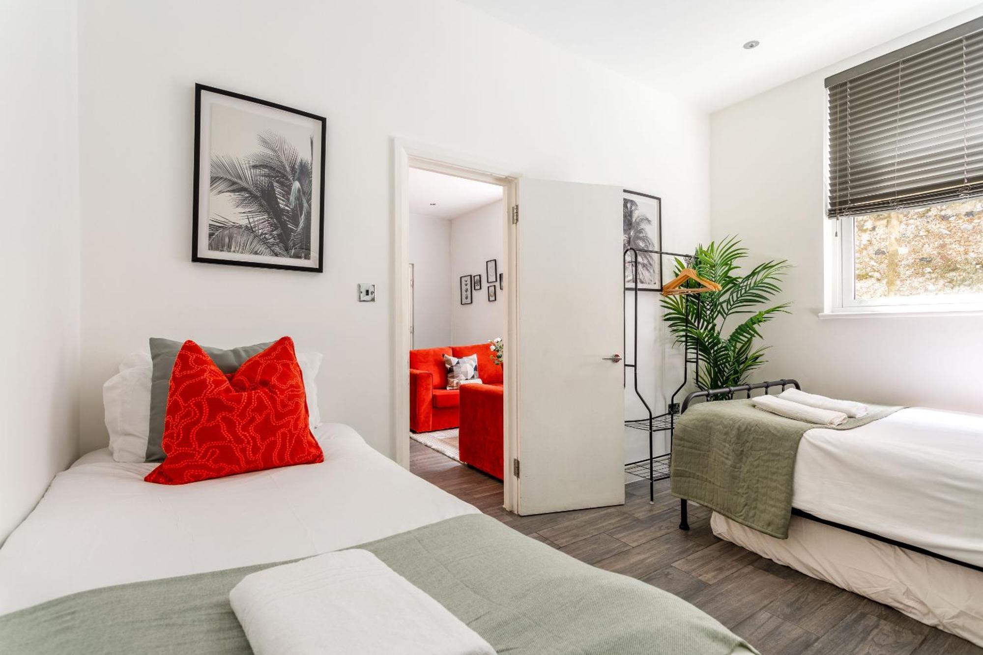 Holiday home 2 Bedroom House By Short Lets & Serviced With Free Wifi & Terrace *