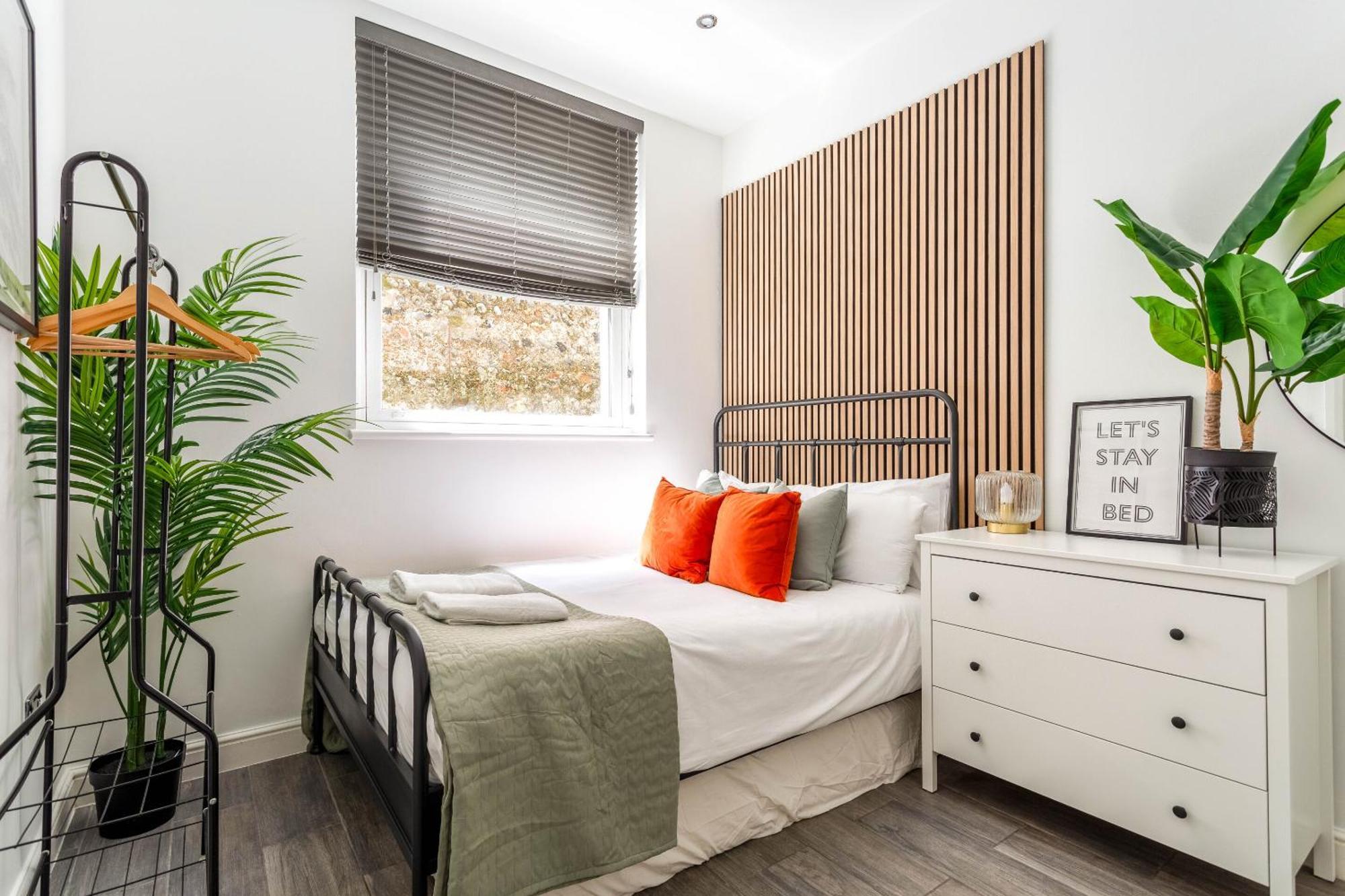 2 Bedroom House By Short Lets & Serviced With Free Wifi & Terrace Holiday home *