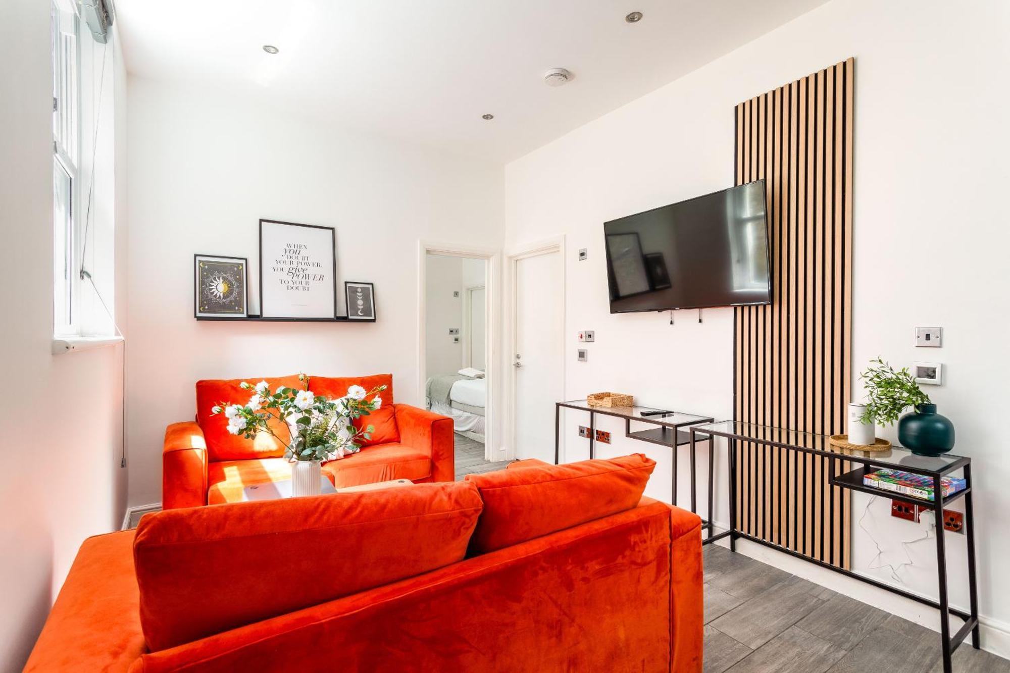 2 Bedroom House By Short Lets & Serviced With Free Wifi & Terrace *